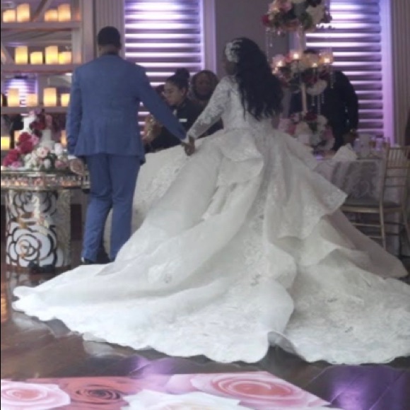 Beautiful Leo Almodal inspired gown with 13 feet + glitter veil with lace edge. - Picture 5 of 7